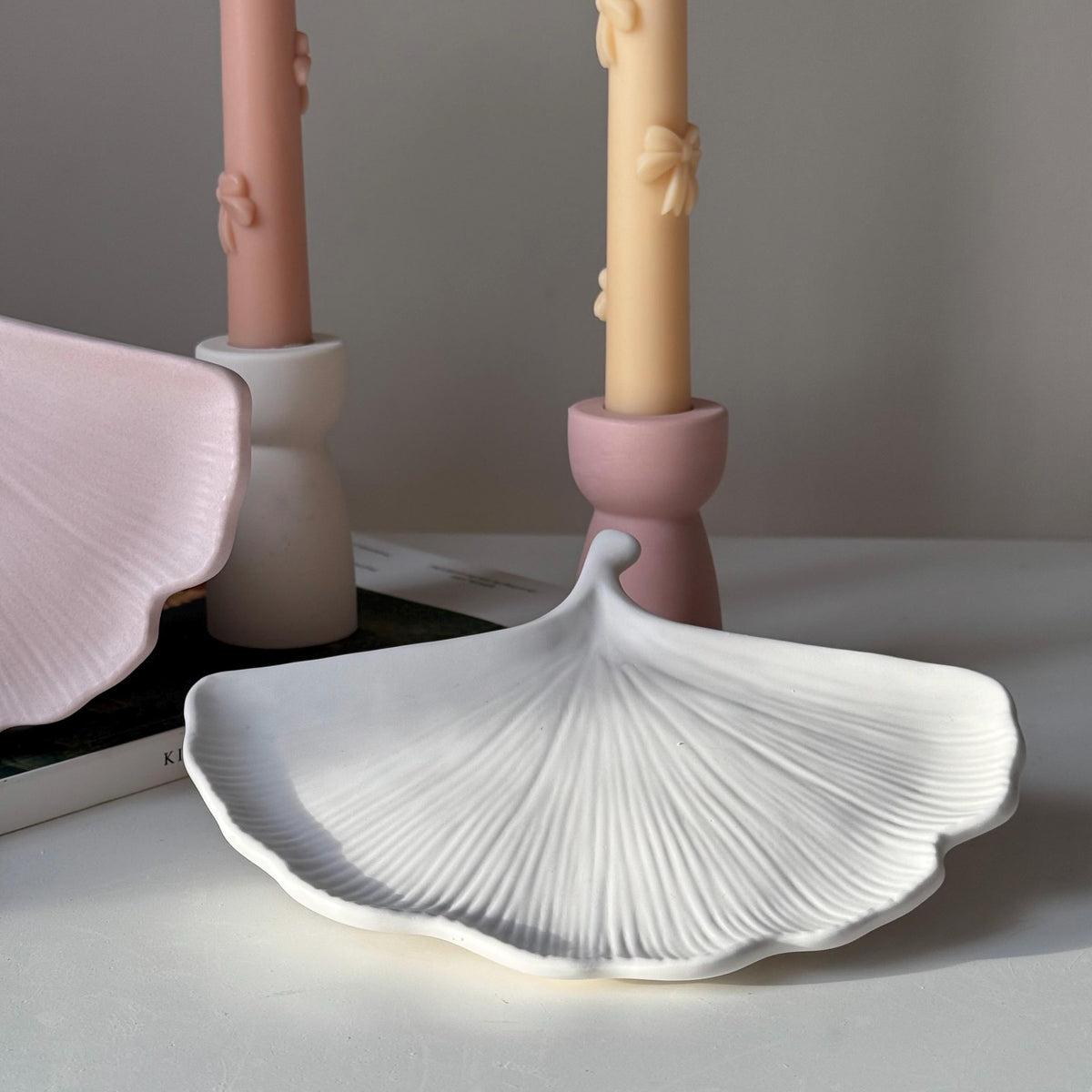 Plateau feuille en Jesmonite : vide-poche scandinave, décoration de bureau
