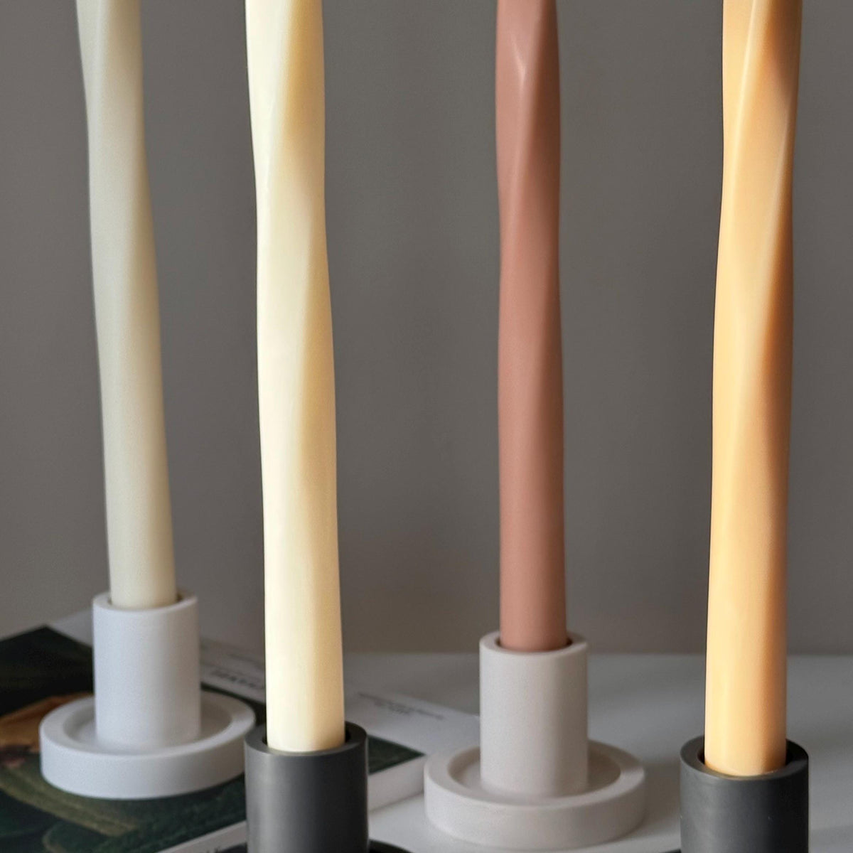 Bougie en cire de soja colonne Greko : Mèche fine torsadée, Bougie décorative