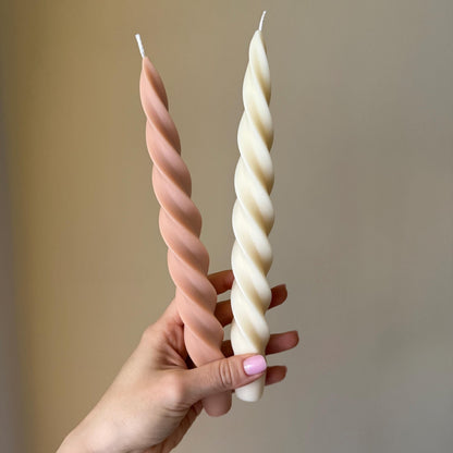Bougie effilée en spirale en cire de soja : Centre de table tendance pour le dîner