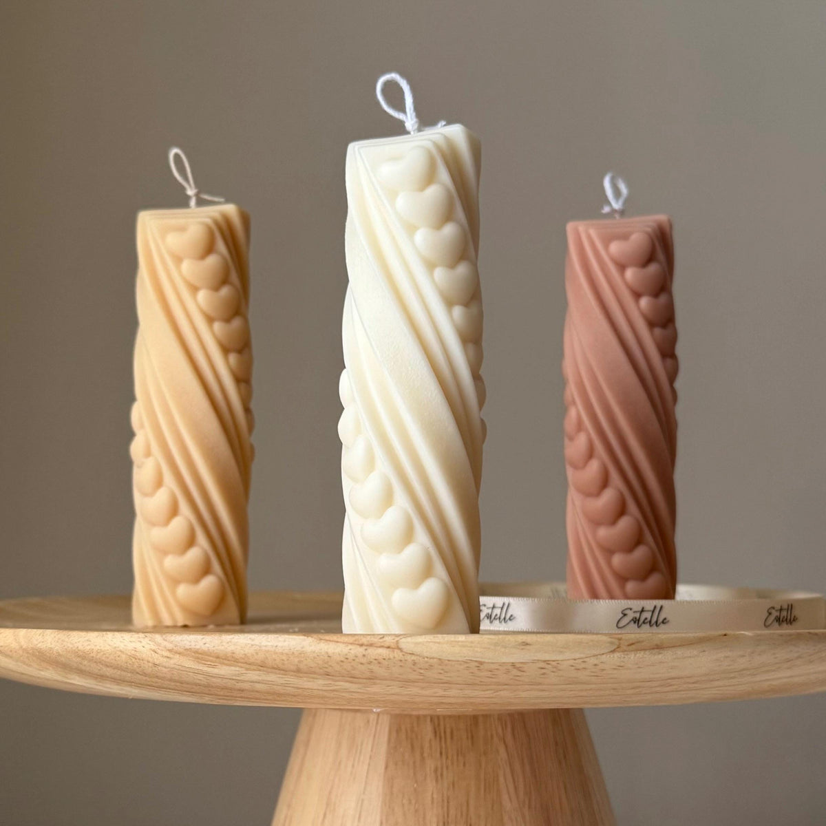 Bougie Pilier en Cire de Soja Cœurs Miniatures : Décor Sculptural Fait Main