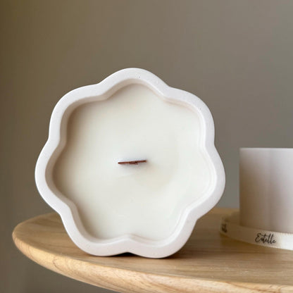 Bougie en cire de soja au motif floral | Pot en jesmonite fait main