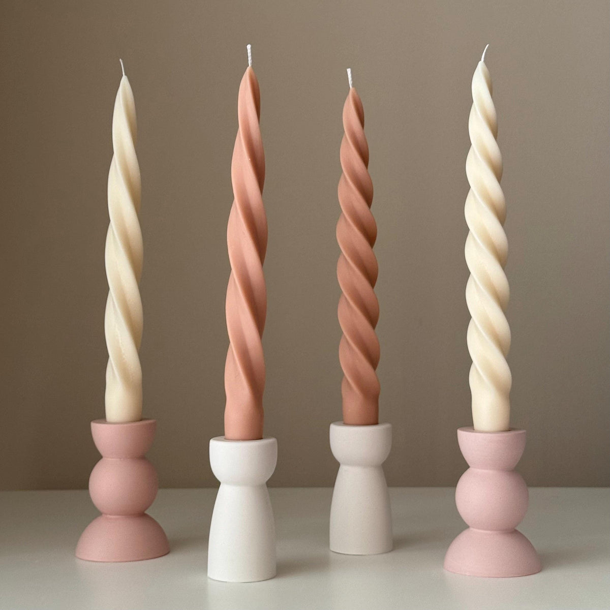 Bougie effilée en spirale en cire de soja : Centre de table tendance pour le dîner