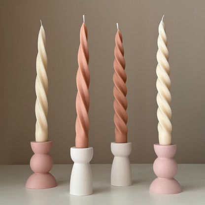 Bougie effilée en spirale en cire de soja : Centre de table tendance pour le dîner
