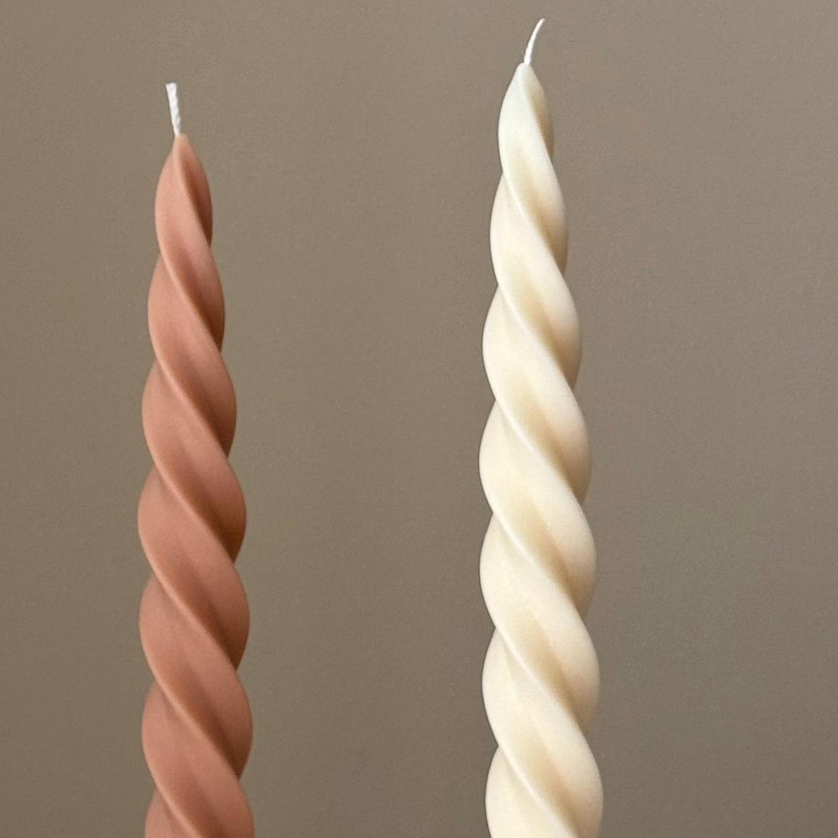 Bougie effilée en spirale en cire de soja : Centre de table tendance pour le dîner