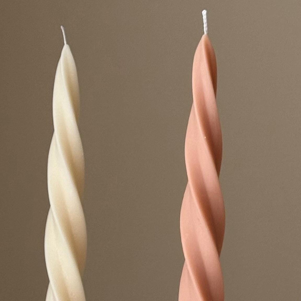Bougie effilée en spirale en cire de soja : Centre de table tendance pour le dîner