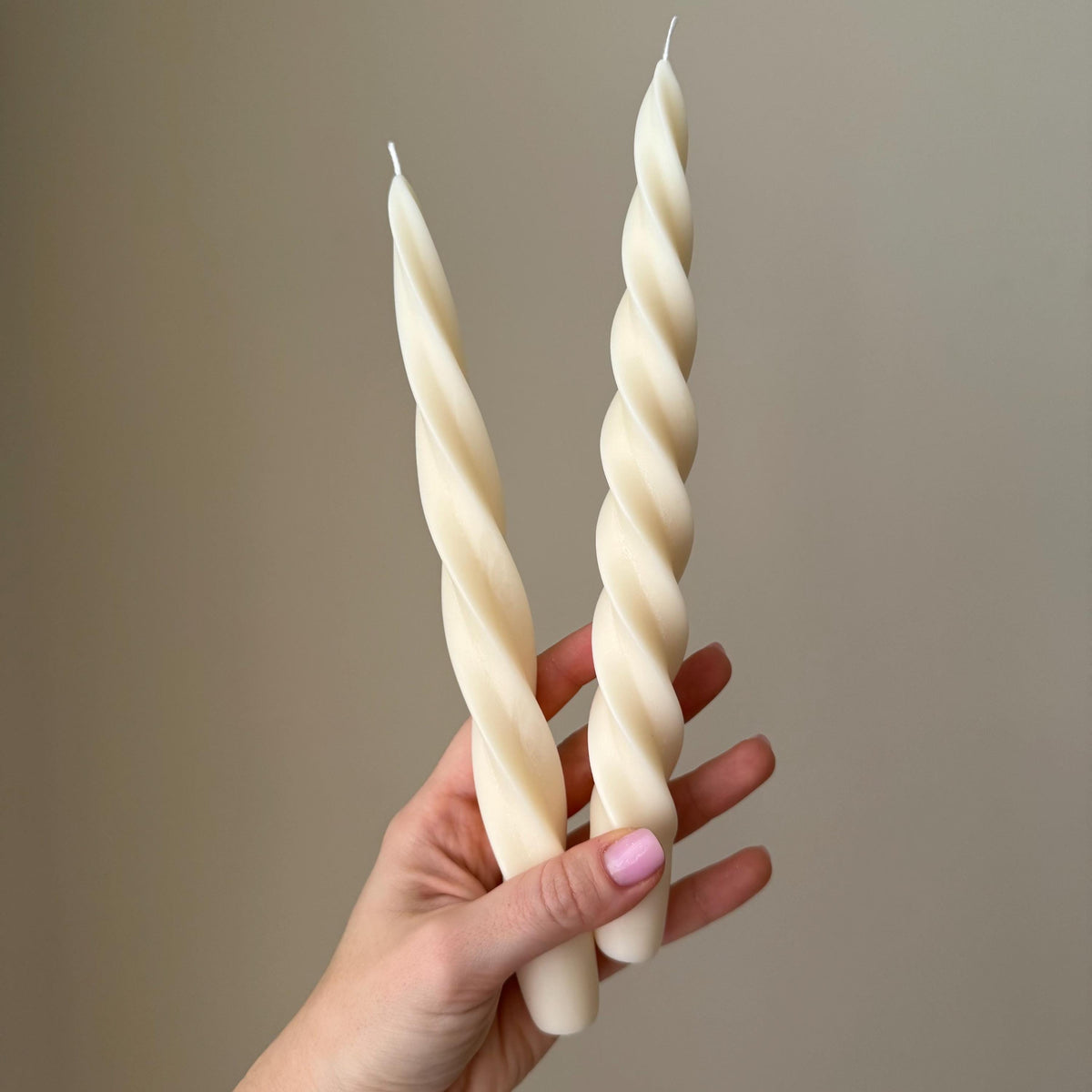 Bougie effilée en spirale en cire de soja : Centre de table tendance pour le dîner