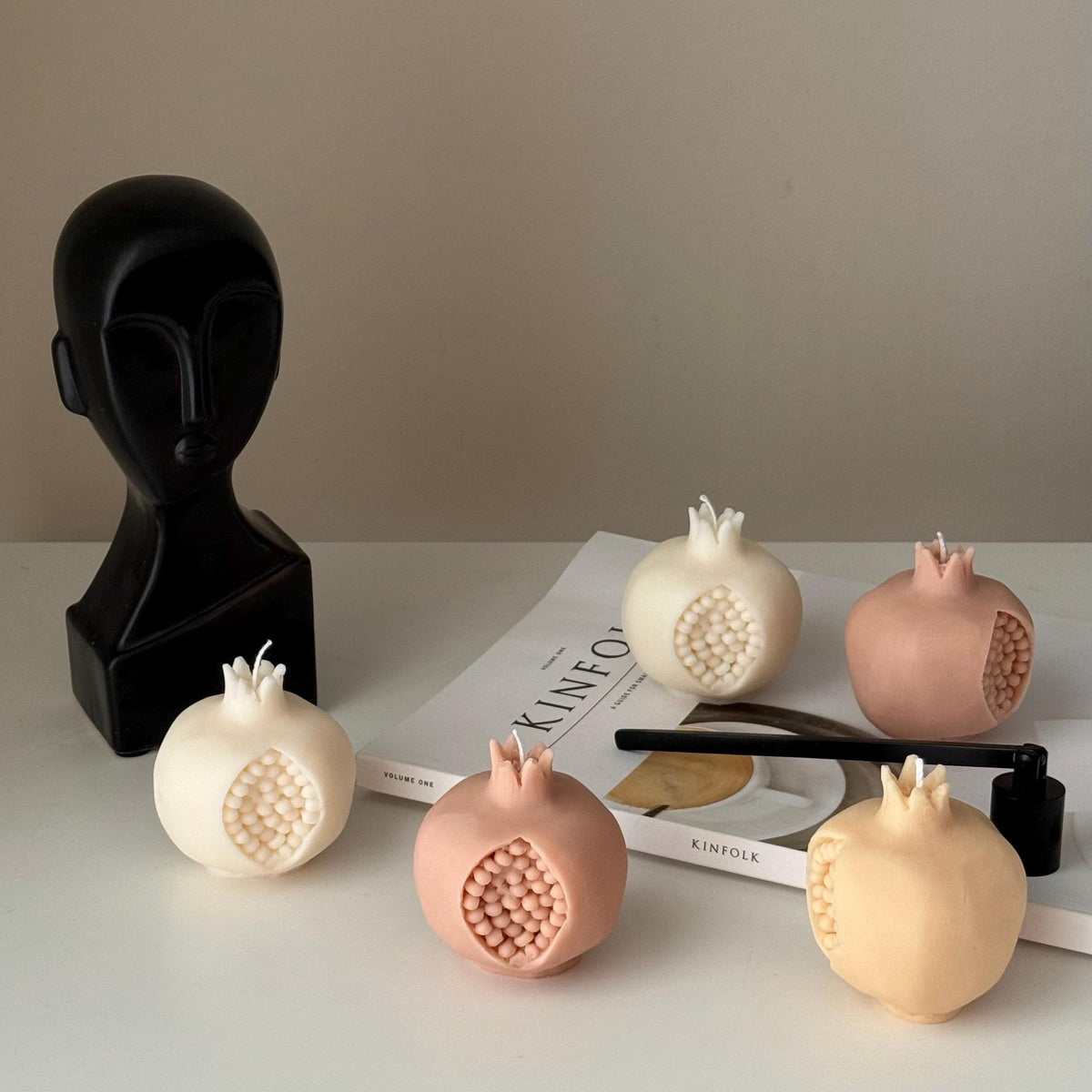 Bougie en cire de soja grenade : Décor minimaliste végétalien