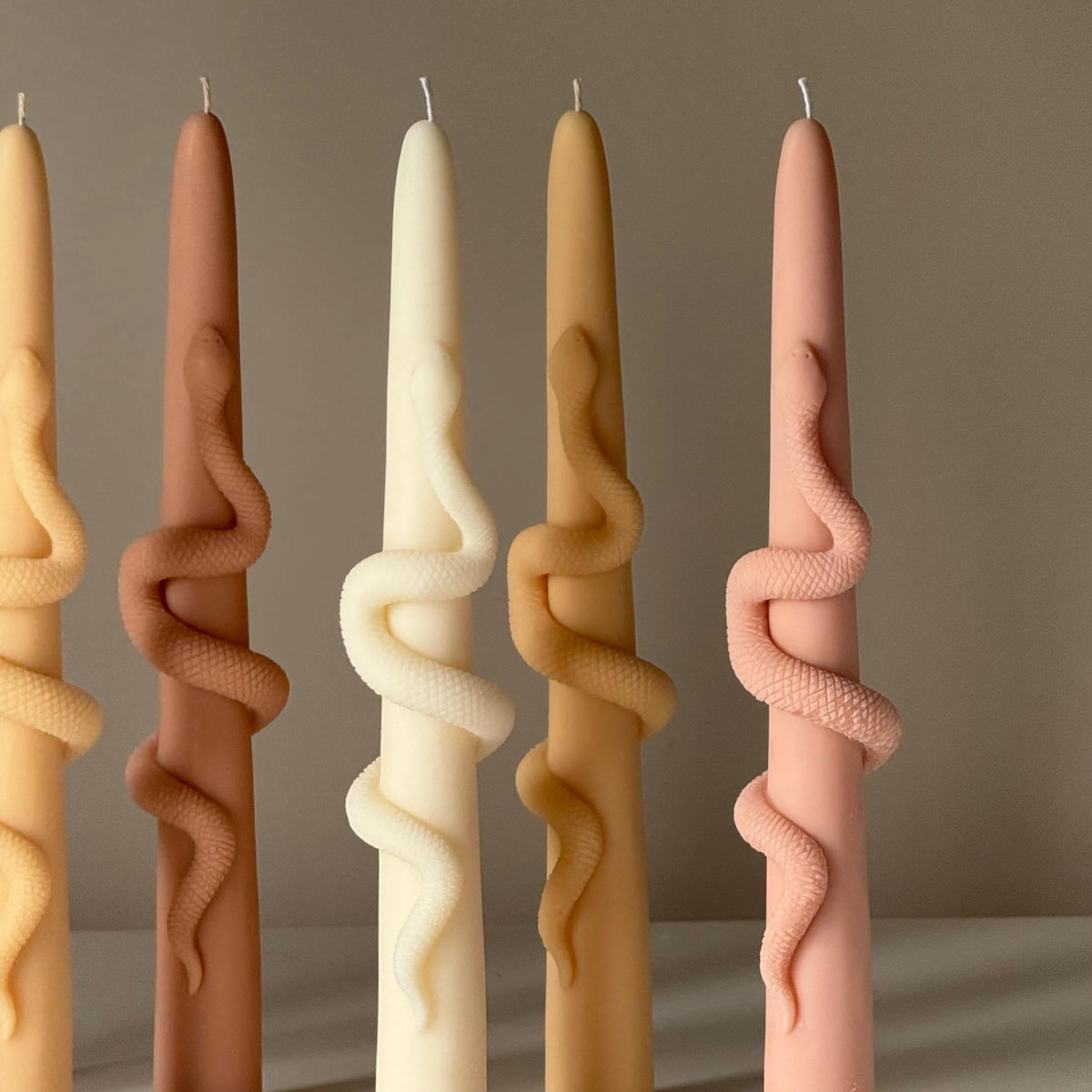 Bougie pilier cylindrique en cire de soja serpent effilée : Bougie décorative en forme de colonne
