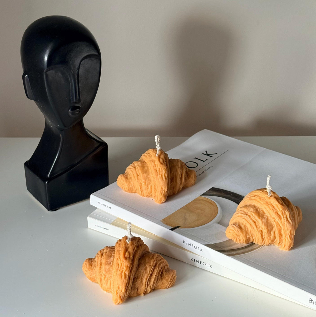 Bougie sculpturale en forme de croissant, Bougie décorative en forme de pâtisserie