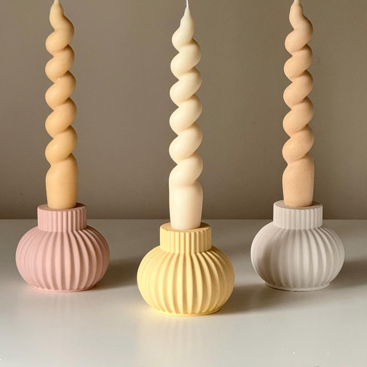 Bougeoir cannelé en jesmonite : Décoration de table minimaliste