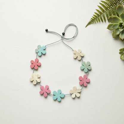 Collier de fleurs en bois